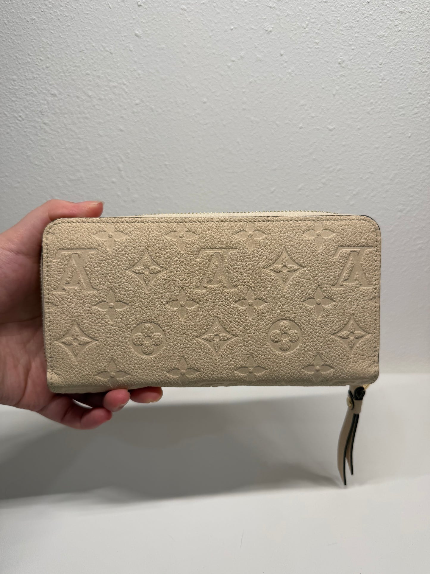 Louis Vuitton zippy wallet