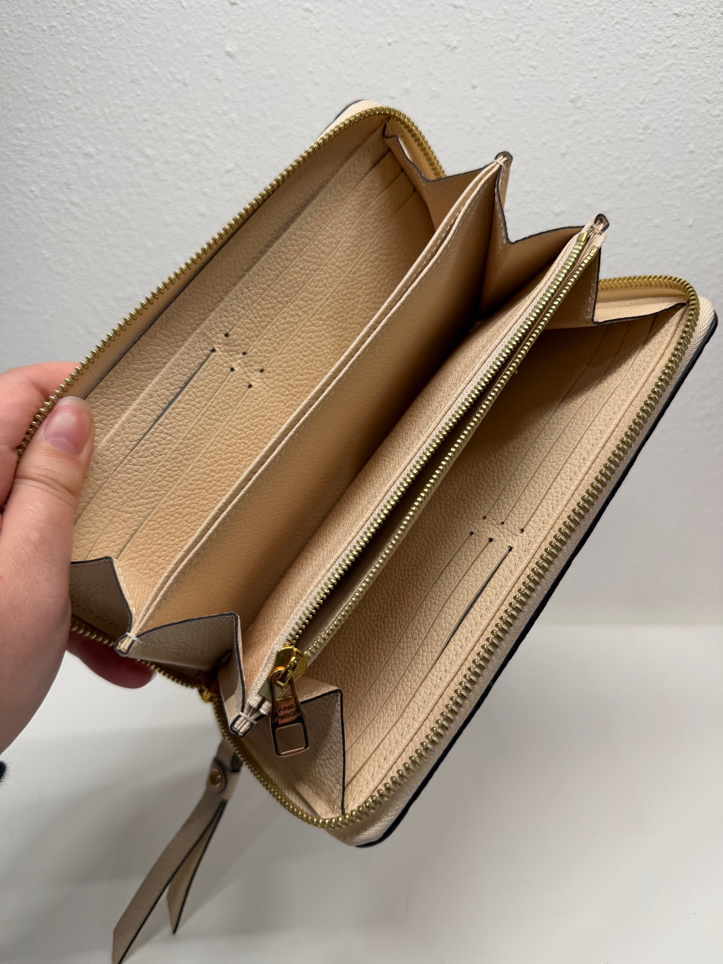 Louis Vuitton zippy wallet