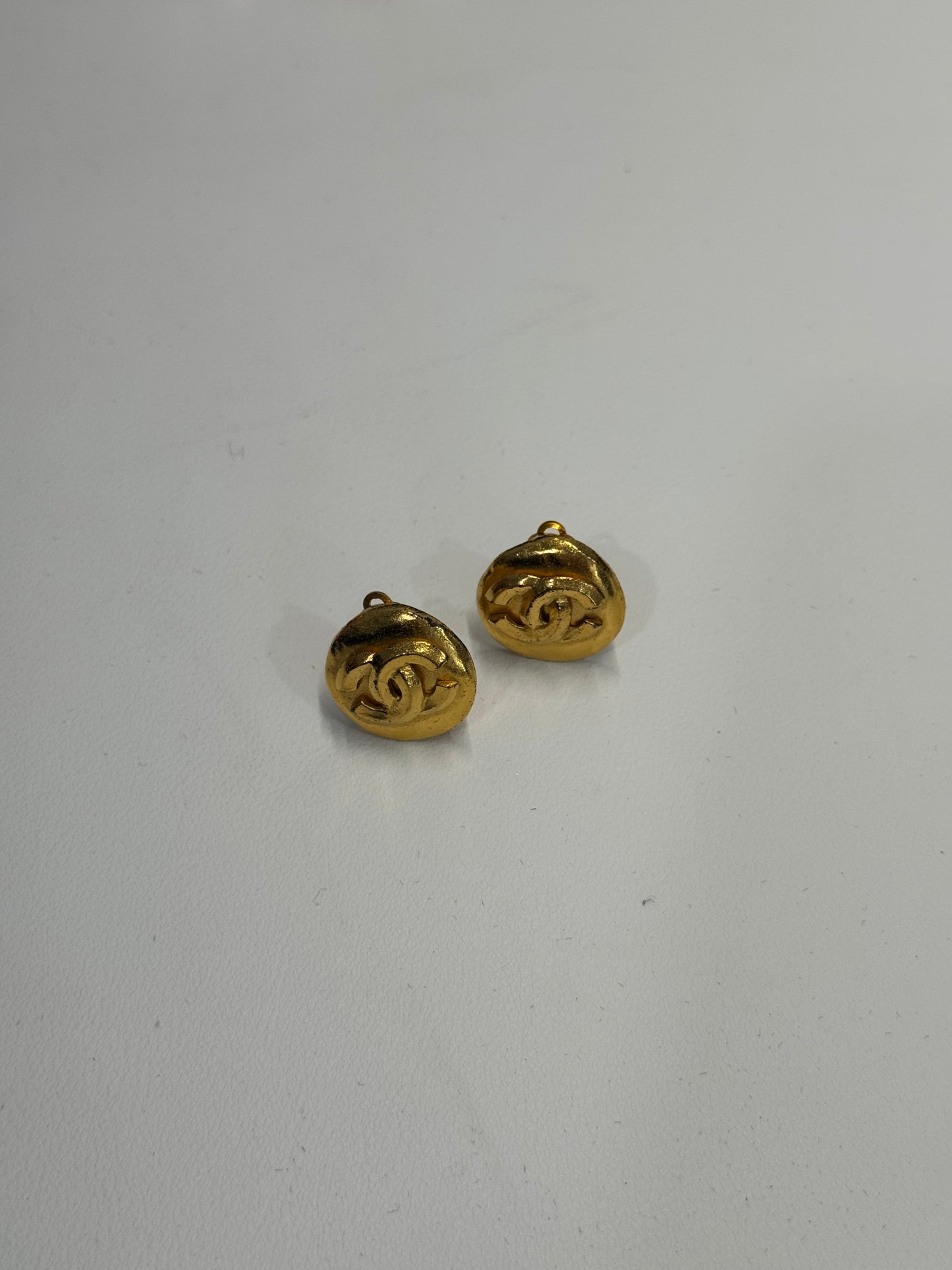 Chanel round cc